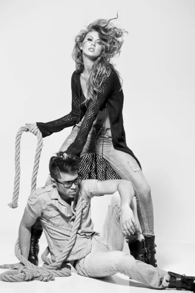 Uomo e donna sexy che fanno un servizio fotografico di moda in uno studio professionale — Foto Stock