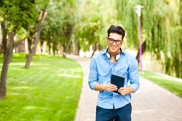 Handsome man wlaking in the park on a sunny day — Stock Photo, Image