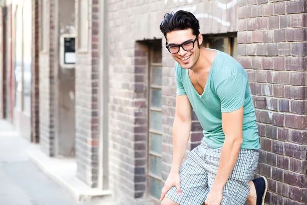 Homem bonito sorrindo na rua — Fotografia de Stock