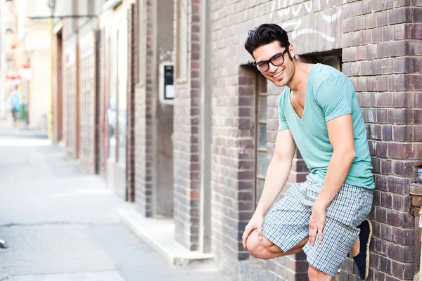Homem bonito sorrindo na rua — Fotografia de Stock