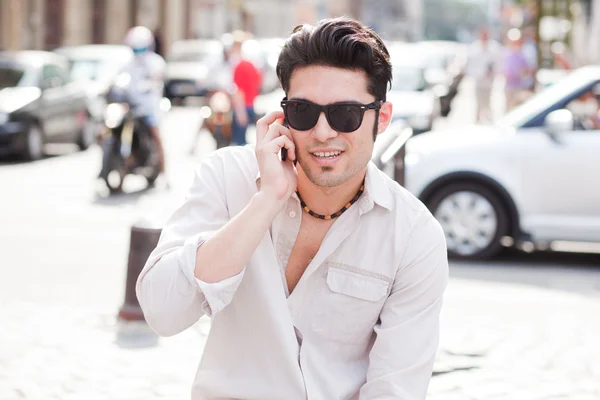Przystojny człowiek uśmiechający się na ulicy — Zdjęcie stockowe