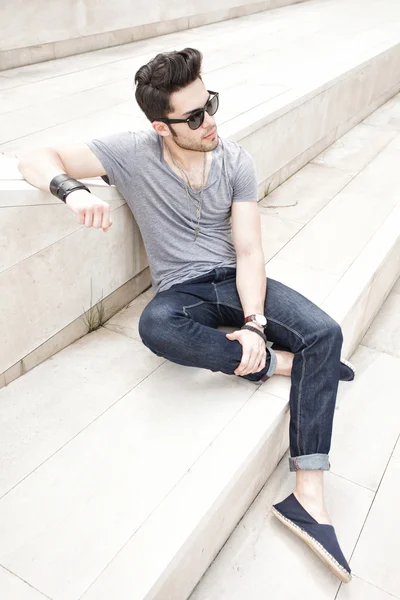 Atraente jovem modelo de moda masculina vestido casual - ao ar livre — Fotografia de Stock