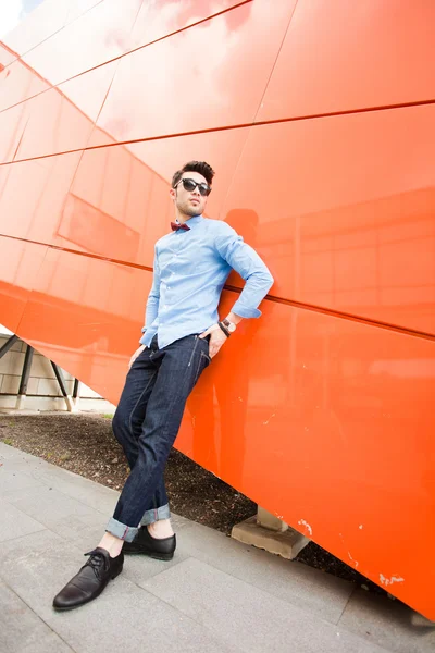 Guapo joven modelo masculino posando al aire libre en camisa azul y gafas de sol —  Fotos de Stock