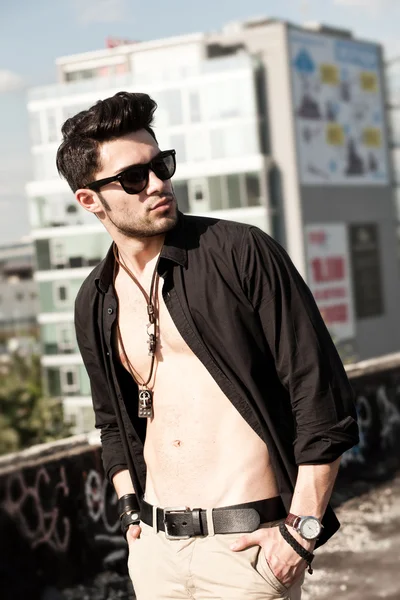 Sexy hombre modelo desabotonado camisa buscando seria al aire libre —  Fotos de Stock