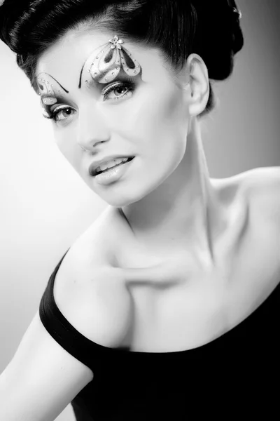 Masal makyaj ile güzel bir genç kadının siyah beyaz portre Stok Resim