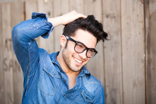 Jovem bonito sorrindo ao ar livre Fotografia De Stock