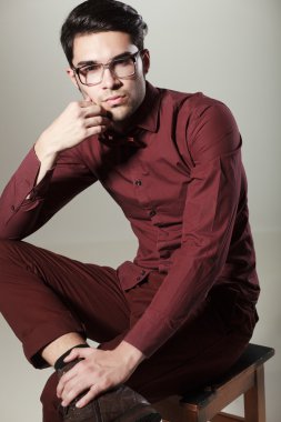 yakışıklı adam ciddi seyir stüdyo zarif poz giyinmiş