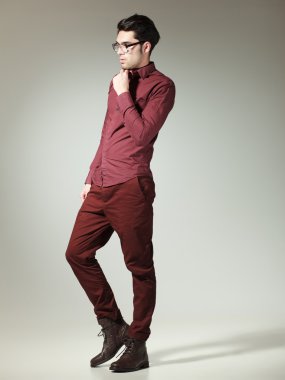 çekici bir adam stüdyoda poz