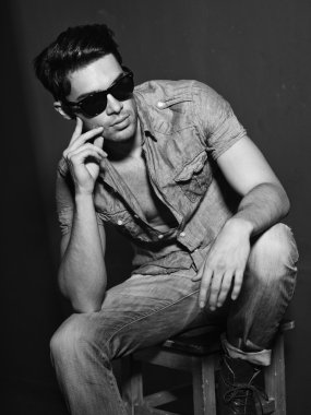 Vintage stilize siyah-beyaz fotoğraf (fotoğraf bir kasıtlı film tahıl vardır genç erkek modeli)