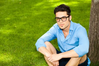 yakışıklı adam çimlere ayakta