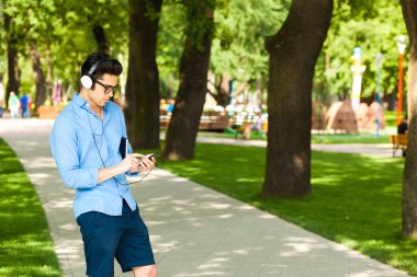 müzik ve onun smartphone vasıl seyir yakışıklı adam