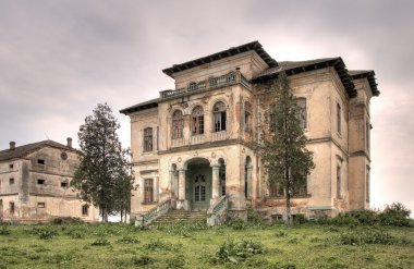 terk edilmiş eski ev hdr