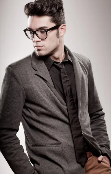 Atractivo hombre vestido casual con gafas - plano de estudio, espacio de copia —  Fotos de Stock