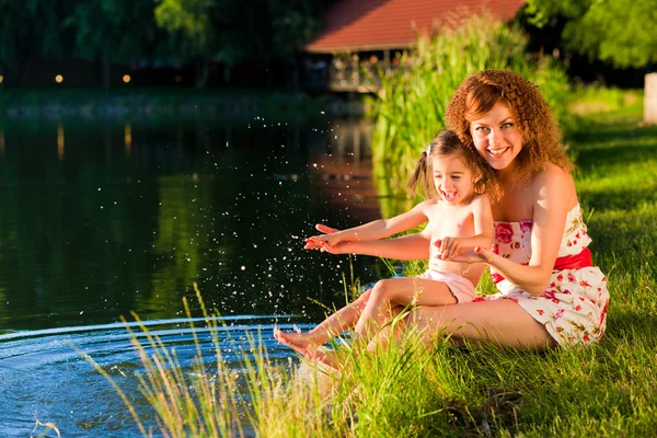 Mother and daughter outdoors — Stock Photo, Image