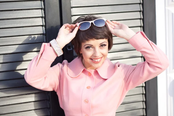 Retrato de mulher bonita sorrindo ao ar livre — Fotografia de Stock