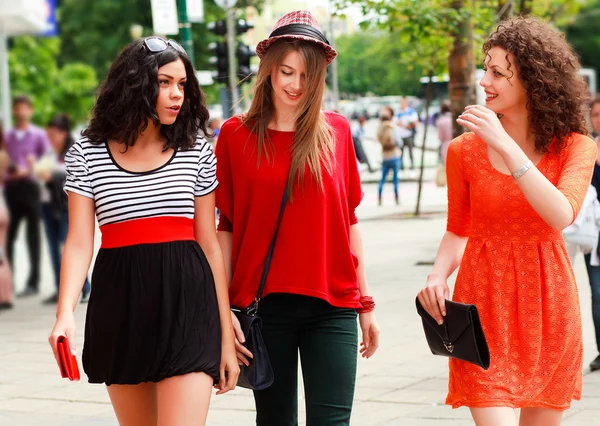 Tre belle donne che camminano e sorridono per strada - giornata di sole — Foto Stock