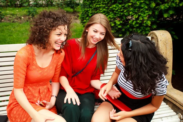 Drie mooie vrouwen lachen en plezier — Stockfoto