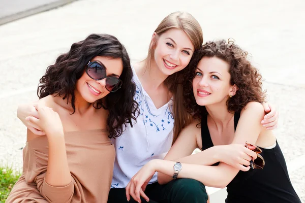 Drie mooie vrouwen glimlachen — Stockfoto
