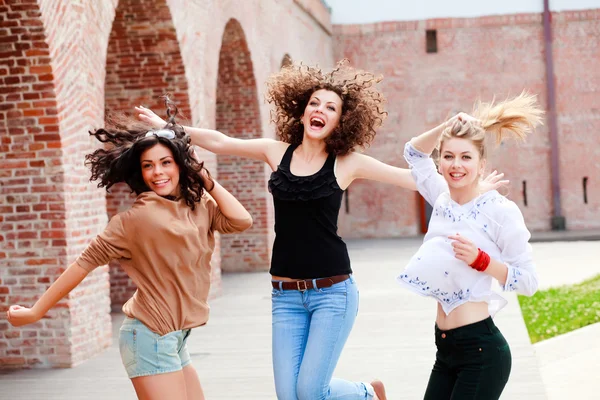 Drei schöne Frauen, die lachen und Spaß haben — Stockfoto