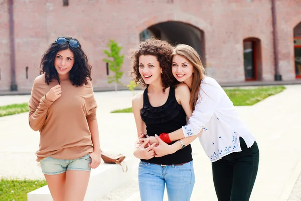 Drie mooie vrouwen lachen en plezier — Stockfoto