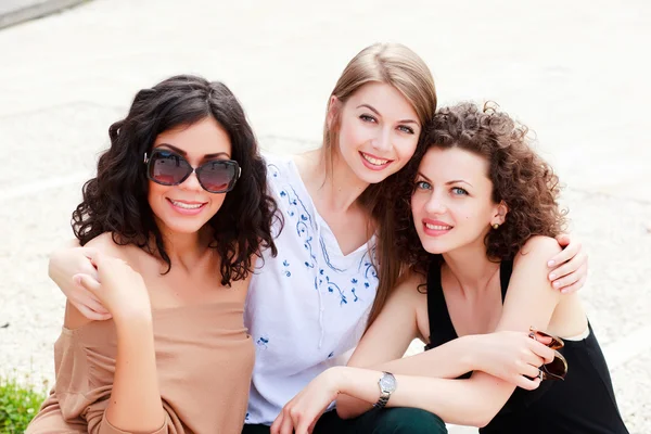 Три красивые женщины улыбаются — стоковое фото