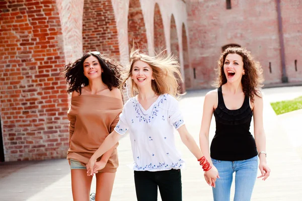 Три красивые женщины смеются и веселятся — стоковое фото