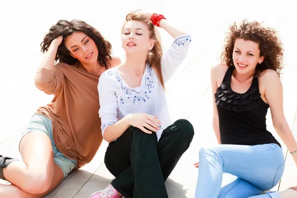 Tres hermosas mujeres sonriendo — Foto de Stock