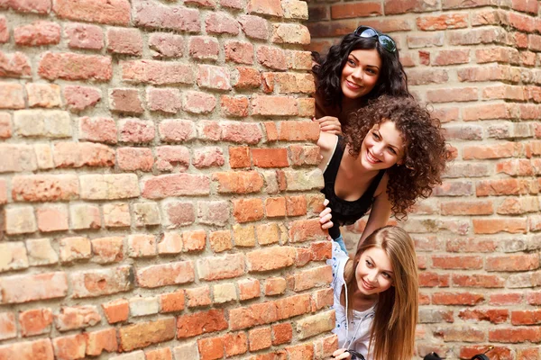 Drei schöne Frauen lächeln — Stockfoto