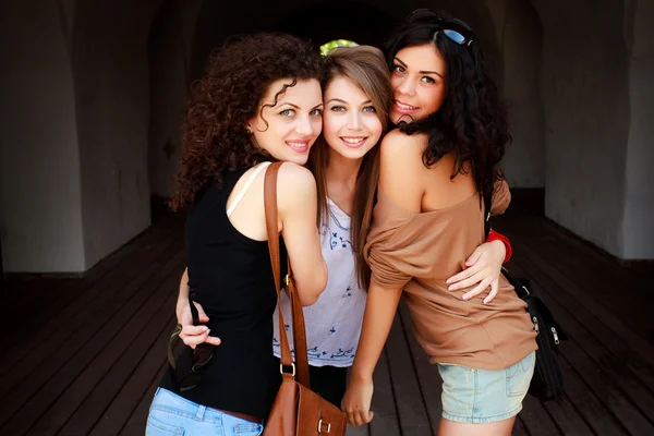 Tre belle donne sorridenti — Foto Stock