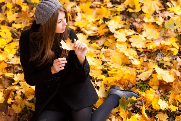 Schöne junge Frau im Park Herbst lebendige Farben kopieren Raum — Stockfoto