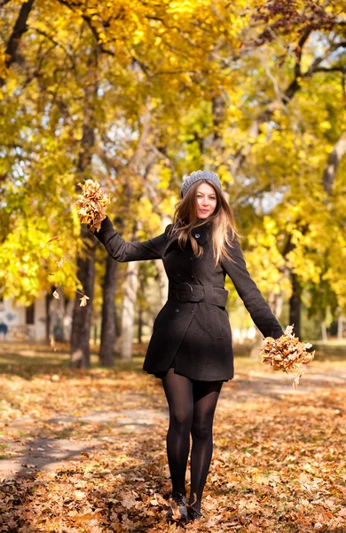 Bella giovane donna nel parco autunno colori vivaci copiare spazio — Foto Stock