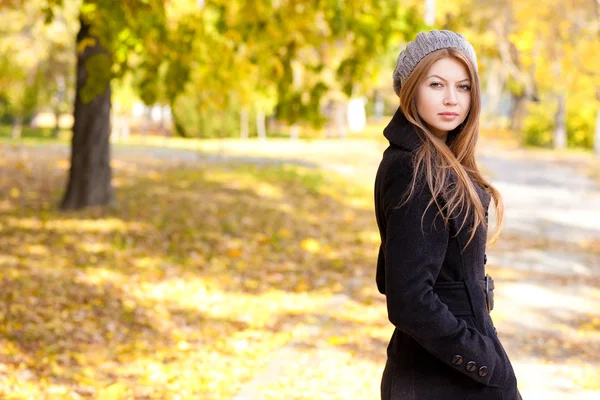 Mooie jonge vrouw in de herfst levendige kleuren park kopiëren ruimte — Stockfoto