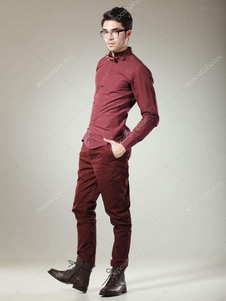 ハンサムな男性モデルは深刻な探してスタジオで優雅なポーズを着てください ストック写真 C Matusciac