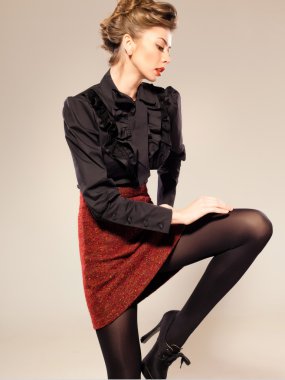 seksi kadın modeli Studio bir moda çekimi yaparken şık giyinmiş