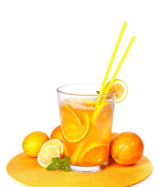 büyük bardak portakal ve limon suyu üzerinde beyaz izole