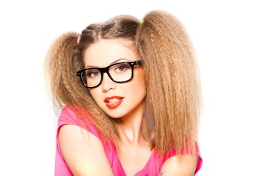 hipster gözlük ve iki kuyruklu beyaz izole olan kıvırcık kız