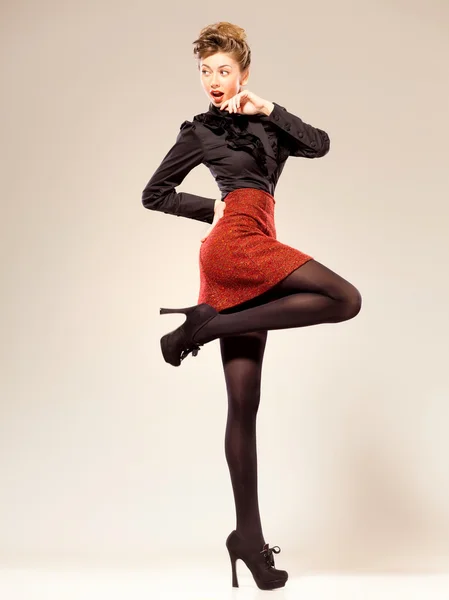 Sexig kvinna modell klädd elegant gör ett mode skjuta i studion — Stockfoto