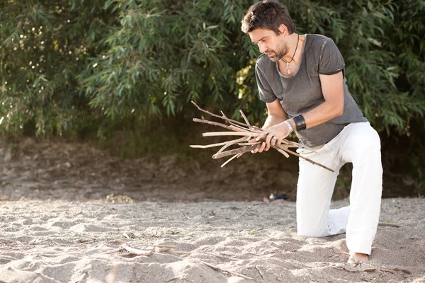 Yapmak için kaba adam odun toplayıp Irmak - ateşe vahşi serisi — Stok fotoğraf