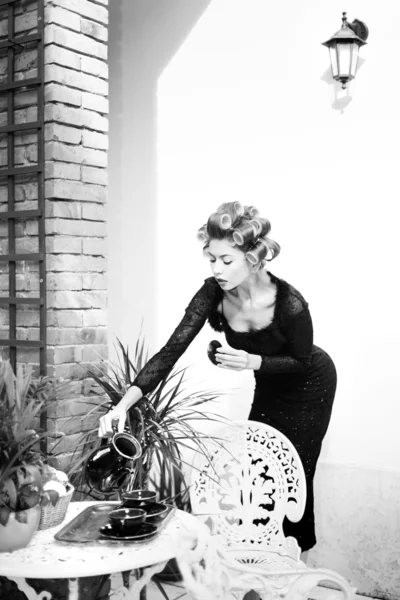 Sexy vrouw die zich voordeed als een aristocraat - mode-shoot (opzettelijke zachte focus en vintage look) — Stockfoto