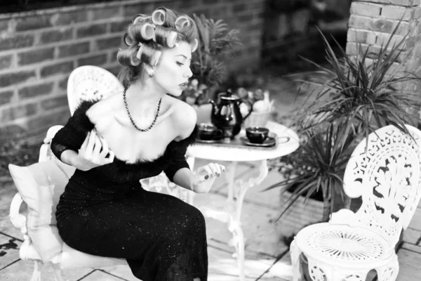 Mujer sexy haciéndose pasar por un aristócrata - sesión de moda (enfoque suave intencional y aspecto vintage ) — Foto de Stock