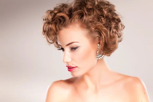 Retrato de mulher bonita com cabelo encaracolado, sorrindo — Fotografia de Stock