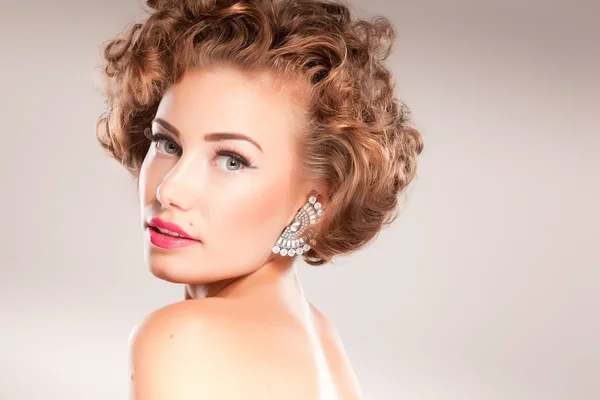 Retrato de mujer hermosa con el pelo rizado, sonriendo — Foto de Stock