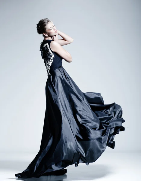 Красивая женщина модель одета в элегантное платье в модную позу — стоковое фото