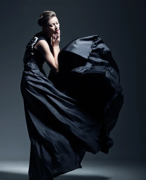 Hermosa modelo de mujer vestida con un vestido elegante en una pose de moda —  Fotos de Stock