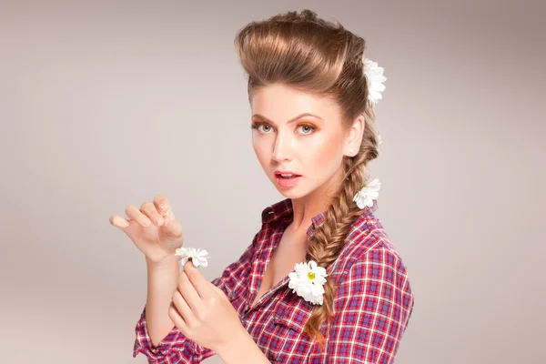 Retrato de mujer hermosa con el pelo rizado — Foto de Stock