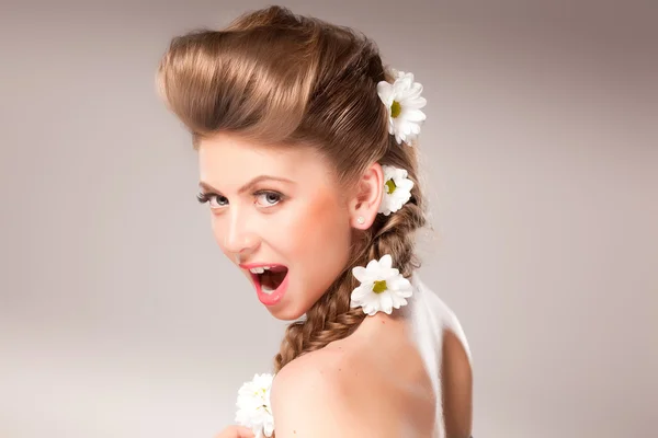 Retrato de mujer hermosa con el pelo rizado — Foto de Stock