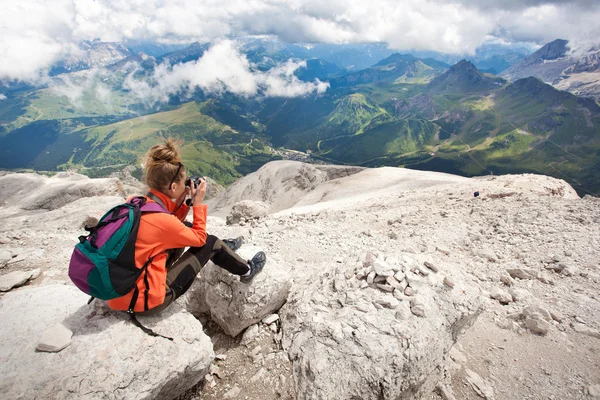 Menina bonito tirar fotos de belo panorama nos alpes — Fotografia de Stock