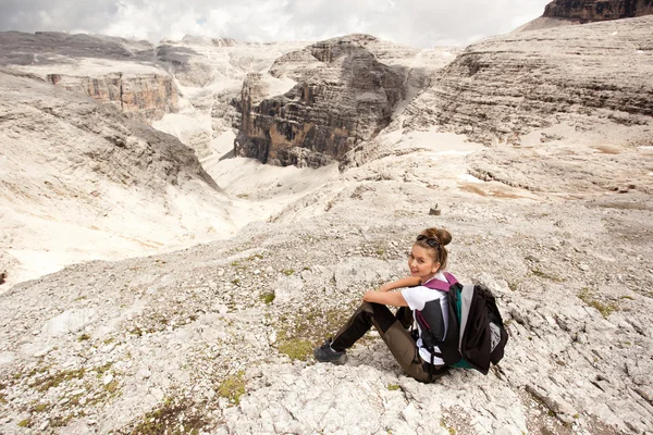 Bonito menina caminhadas no o montanhas — Fotografia de Stock