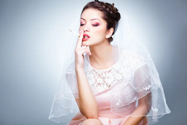 Ritratto di bella sposa che fuma una sigaretta - immagine divertente — Foto Stock