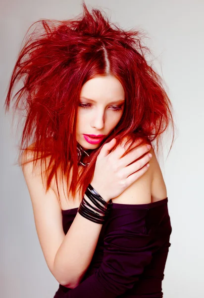 性感红色头发的女人，摆在演播室的朋克态度 — 图库照片